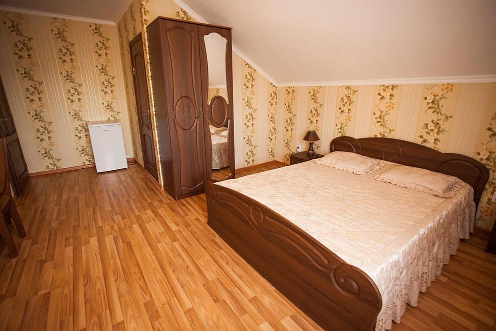 Goldenluxe Hotell Berehove  Exteriör bild