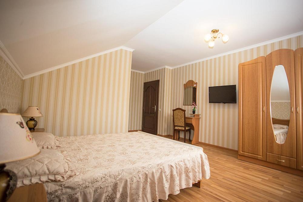 Goldenluxe Hotell Berehove  Exteriör bild