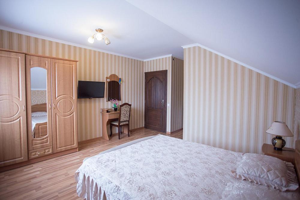 Goldenluxe Hotell Berehove  Exteriör bild