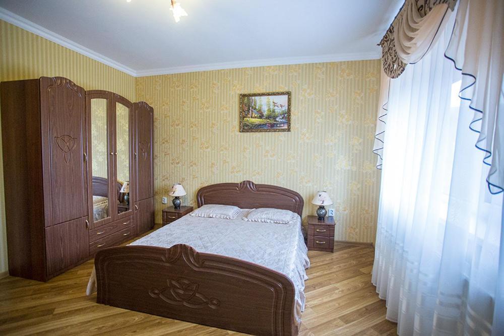 Goldenluxe Hotell Berehove  Exteriör bild