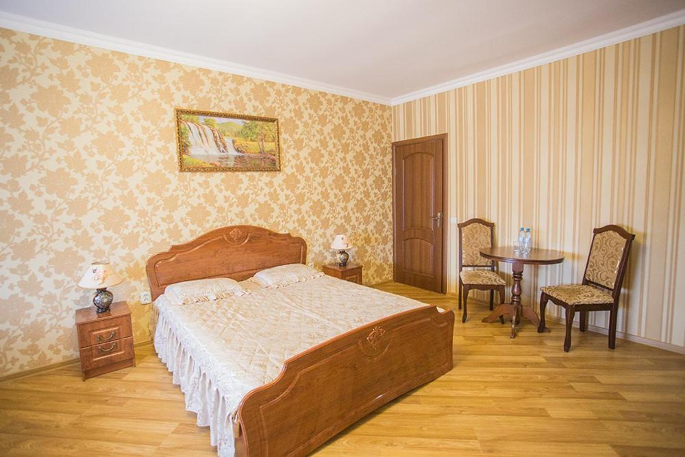 Goldenluxe Hotell Berehove  Exteriör bild