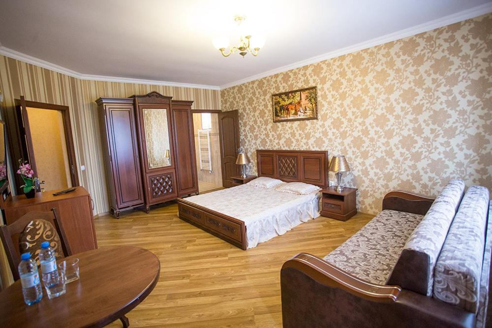 Goldenluxe Hotell Berehove  Exteriör bild