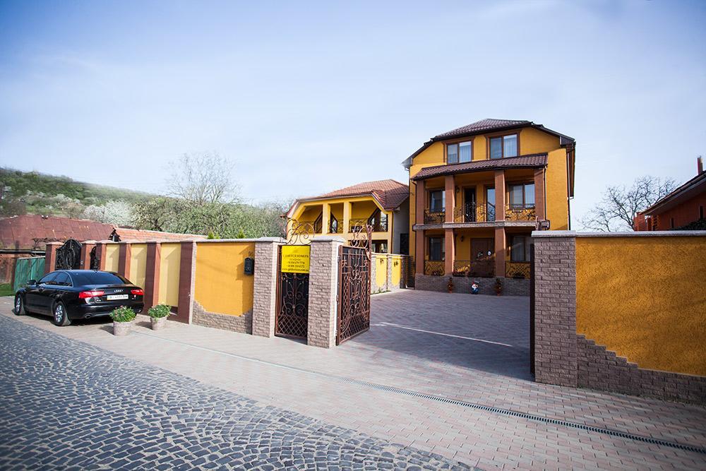 Goldenluxe Hotell Berehove  Exteriör bild